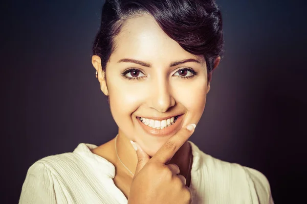 Mujer sonriente pensante — Foto de Stock