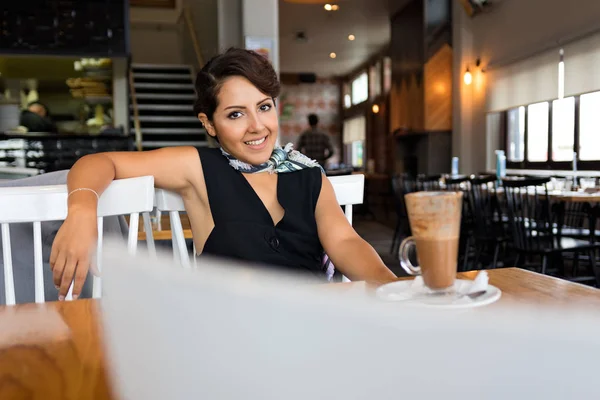 微笑在咖啡馆中的女人 — 图库照片