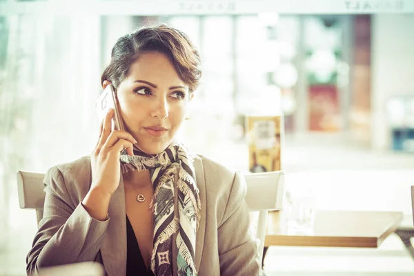 Mulher falando ao telefone — Fotografia de Stock