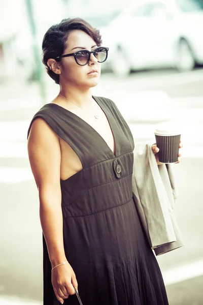 Mujer sosteniendo café — Foto de Stock