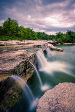 McKinney Falls Eyalet Parkı Şelalesi