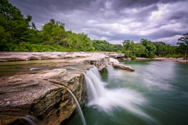 McKinney Falls Eyalet Parkı 'nda Şelale