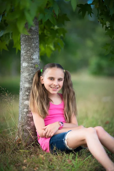 Menina Bonita Sentada Árvore — Fotografia de Stock