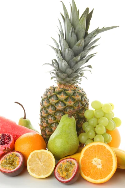 Gemischte Früchte mit weißem Hintergrund — Stockfoto