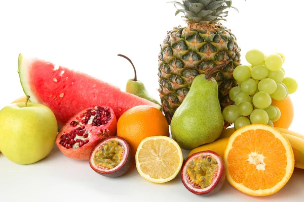 Frutas mixtas con fondo blanco —  Fotos de Stock