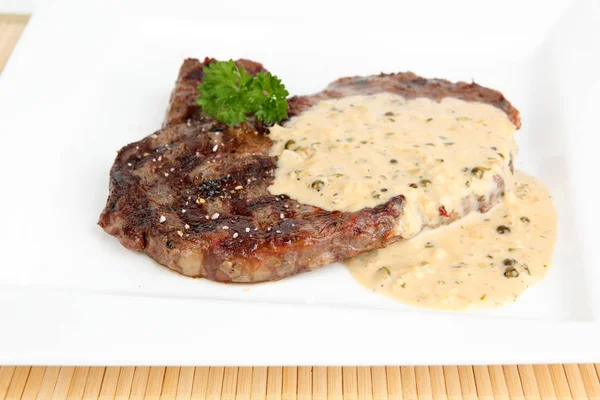 Un steak à la sauce au poivre — Photo