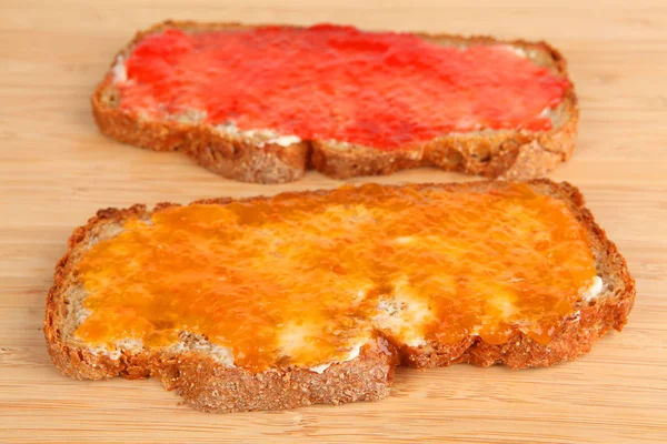 Due fette di pane con marmellata — Foto Stock