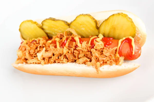 Cão quente com pepino e cebolas — Fotografia de Stock