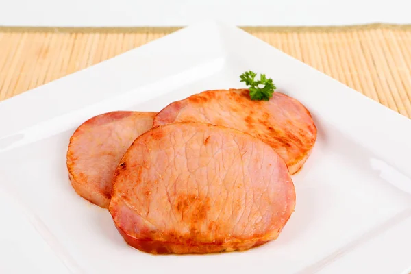 Côtelette de porc fumée dans une assiette — Photo