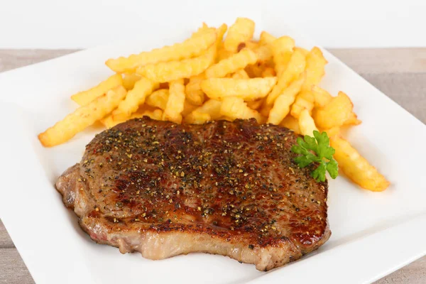 Bistec a la parrilla con papas fritas —  Fotos de Stock