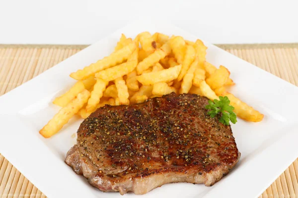 Bife grelhado com batatas fritas — Fotografia de Stock