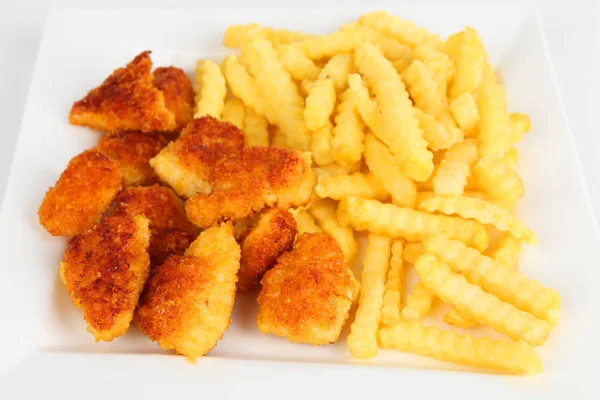 Pepite di pollo con patatine fritte — Foto Stock