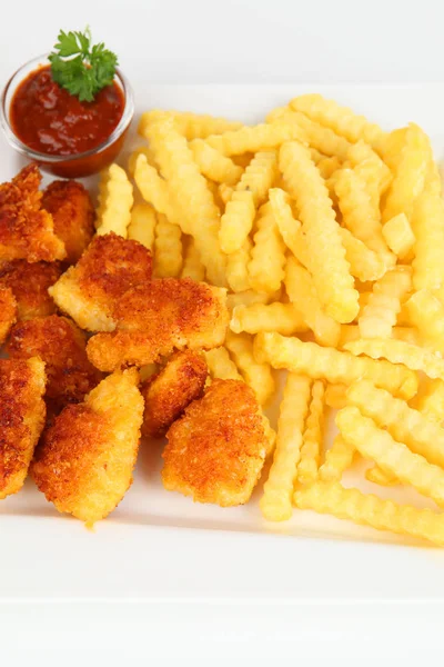 Chicken Nuggets mit Pommes — Stockfoto