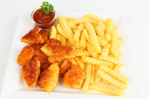 Chicken Nuggets mit Pommes — Stockfoto