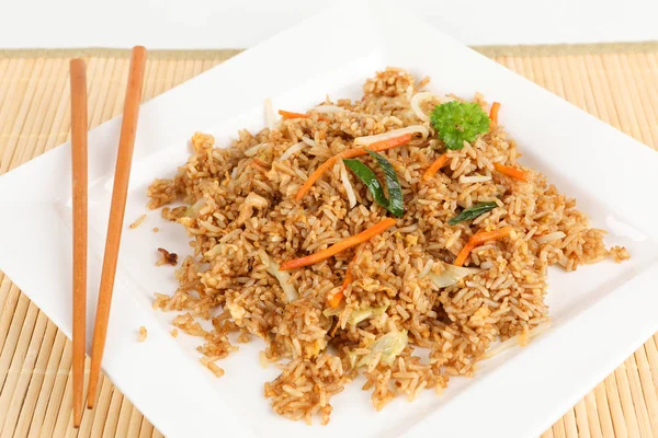 Азиатский рис с овощами — стоковое фото