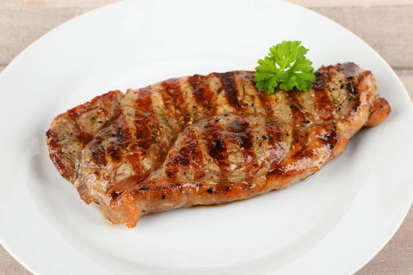 Un steak croustillant grillé — Photo