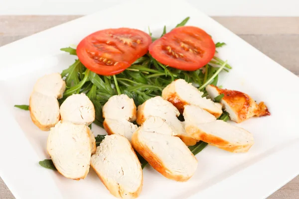 Petto di pollo con insalata — Foto Stock