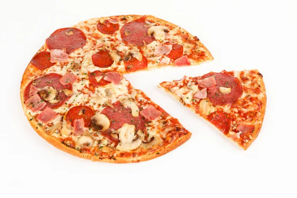 Eine Pizza mit Schinken und Salami — Stockfoto