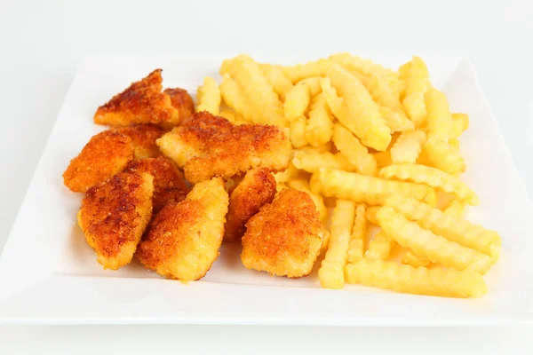 Pepite di pollo con patatine fritte — Foto Stock