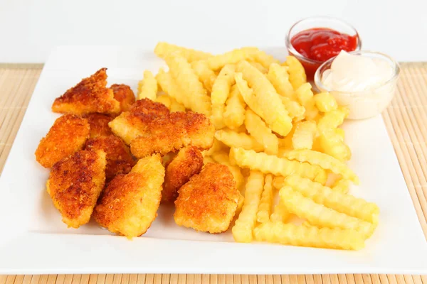 Pepite di pollo con patatine fritte — Foto Stock