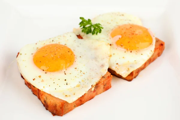 Köttfärslimpa med stekt ägg — Stockfoto
