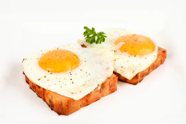 Kjøttpudding med stekt egg – stockfoto