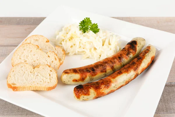 Grillwürste mit Krautsalat — Stockfoto