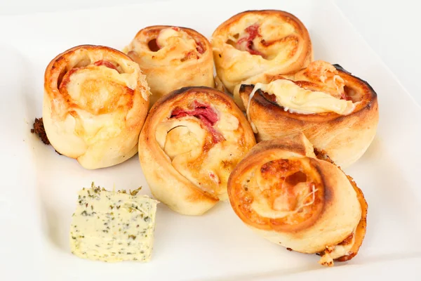 Pizzabrötchen gefüllt mit Salami und Käse — Stockfoto