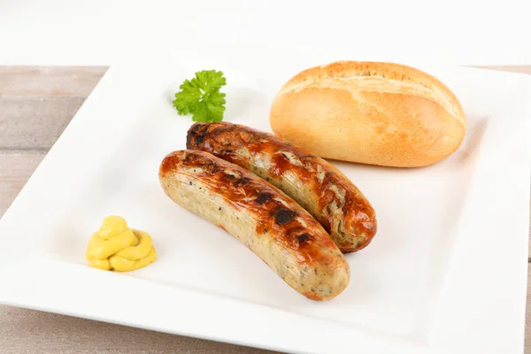 Zwei Grillwürste mit Brötchen — Stockfoto