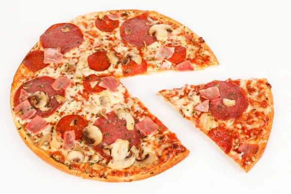 Eine Pizza mit Schinken und Salami — Stockfoto