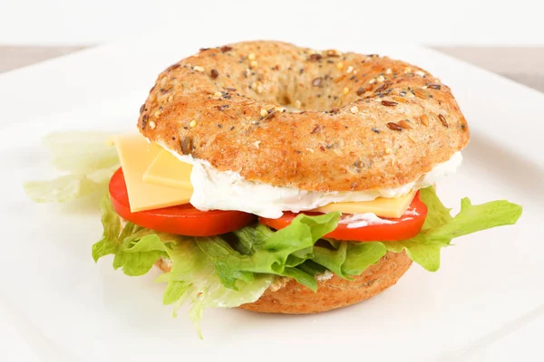 Bagel with cream cheese and gouda — Stock Photo, Image