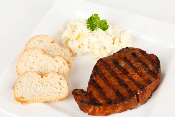 Gegrilltes Nackensteak mit Krautsalat — Stockfoto