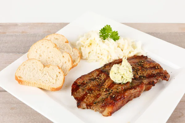 Grilled rumpsteak with coleslaw — Stock Photo, Image