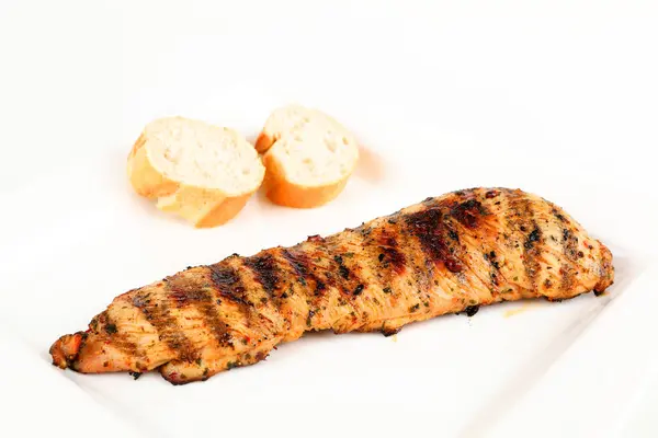 Steak de dinde grillé sur une assiette — Photo