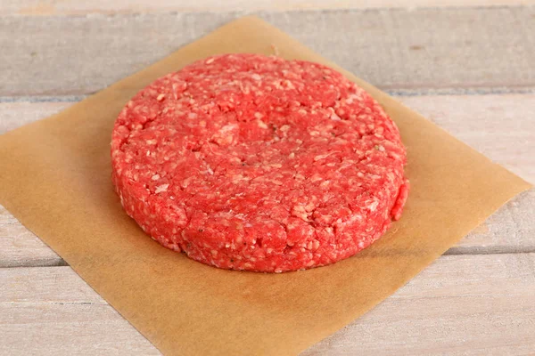 Ruwe pattie voor een hamburger — Stockfoto