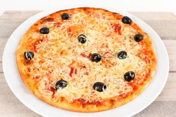 Pizza z oliwkami i salami — Zdjęcie stockowe