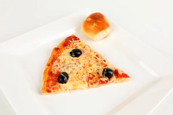 Pezzo di pizza con olive — Foto Stock