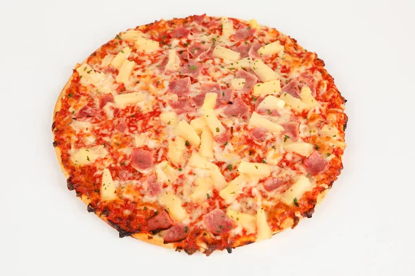 Backed Pizza mit Pinapple und Schinken — Stockfoto