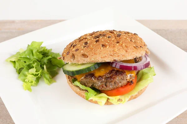 Cheeseburger z ogórka i pomidora — Zdjęcie stockowe