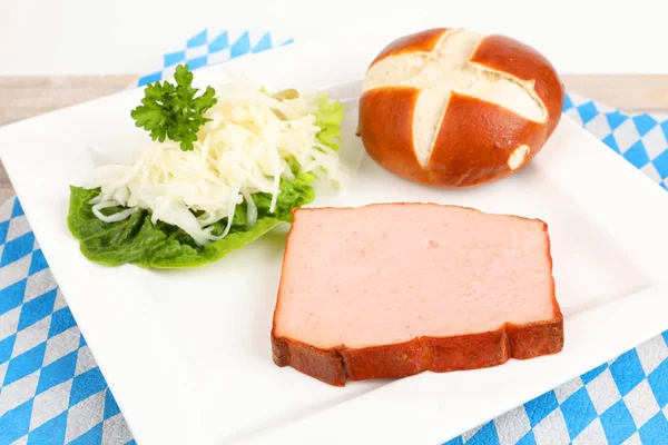 Pastel de carne al horno con ensalada de col —  Fotos de Stock