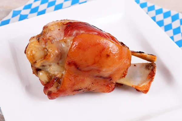 Un nudillo de cerdo a la parrilla Fotos de stock