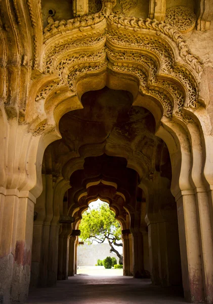 Arco em Lotus Mahal em Hampi, Índia — Fotografia de Stock