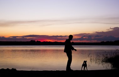 gün batımı göl, çocuk ve köpek siluet