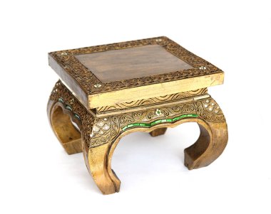 Beyaz arka plan üzerinde küçük etnic ahşap masa