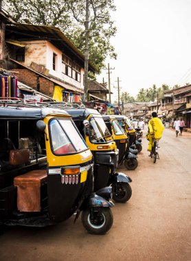 Sarı rickshaws, tuk tuk sokaklarda Gokarna, Karnataka, Hindistan