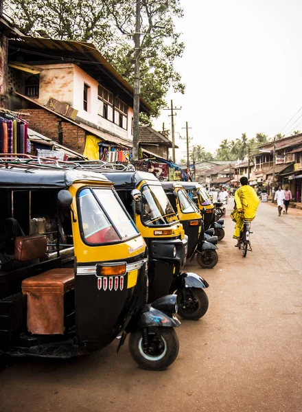 Żółty riksze, tuk tuk w ulicach Gokarna, Karnataka, Indie — Zdjęcie stockowe
