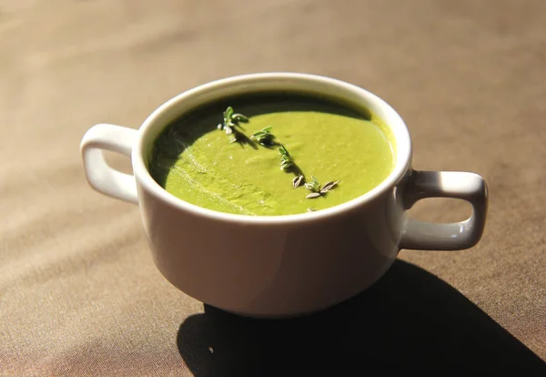 Sopa de crema verde de apio —  Fotos de Stock