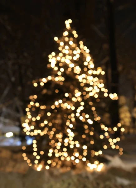 Kerstboom met gloeiende lichten — Stockfoto