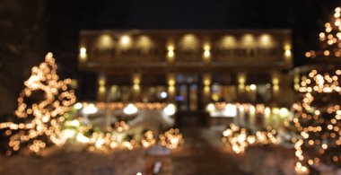 Parlayan ışıklar ile Noel ağacı