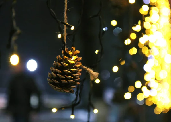 Vánoční dekorace pozadí s kuželem a světla svítí — Stock fotografie